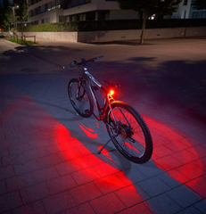 Amazon Prime: FISCHER Twin Fahrrad-Rücklicht mit 360° Bodenleuchte für 6,28€ (VG: 16,94€)