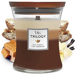WoodWick Trilogy Duftkerze Medium „Café Sweets“ (knisternder Docht) für 23,09€ (Vergleich: 26,09€)